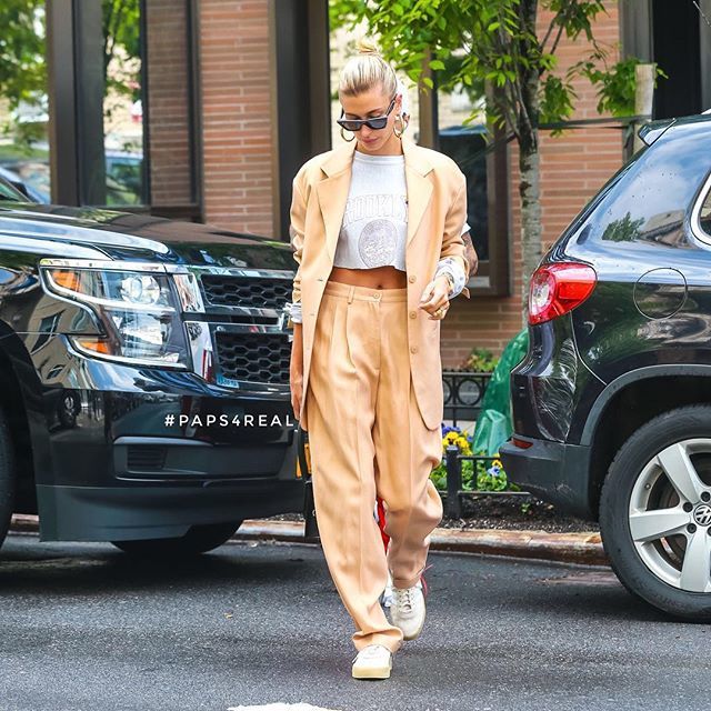 buzzipper's tweet photo. @haileybieber Slaying her style (📸: @wagner_az ) @paps4real.official #paps4real https://t.co/awpqhmGHDl https://t.co/Ouz9ZROc8L