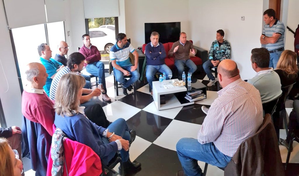 ljuez's tweet photo. Visitamos con @marioraulnegri B° Altos de Manantiales, ellos sufren los problemas de la falta de planificación urbana. La inseguridad en la zona sur golpea incluso hasta a los que pagan seguridad privada. Podemos lograr la ciudad que nos merecemos.💪
#JuezVuelve #CordobaCambia https://t.co/R5EHSAnszW
