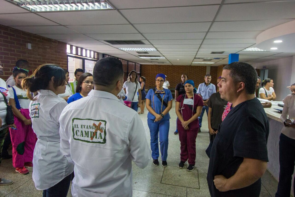 JAVIERBERTUCCI's tweet photo. Un voluntariado que no se detiene y sigue demostrando su amor por #Venezuela. Hoy desplegado en nuestros hospitales, entregando medicinas y alimentos, en un acto de solidaridad por aquellos que son afectados por la crisis ¡Gracias por su loable labor @ElEvangelioC! #EECPorLaSalud https://t.co/kgoEWzidNM