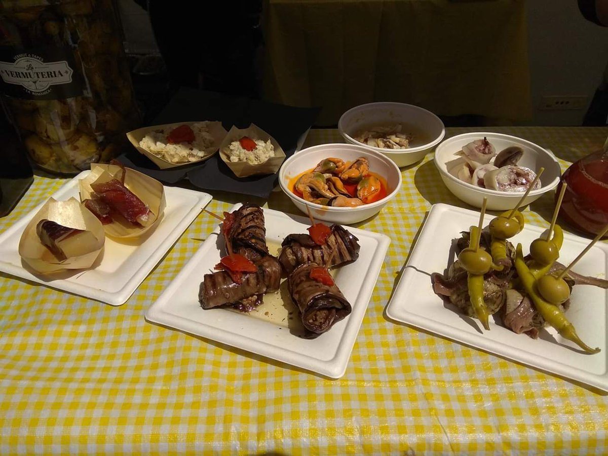 TocaVermutada's tweet photo. Gràcies! El primer dia ha sigut tot un èxit gràcies a tots els que heu vingut a compartir amb nosaltres un vermut solidari.
Demà +, 7 actuacions, el mateix bon rotllo, les tapes, el vermut i l'#espainens, que avui ha estat ple de vida tot el dia.Descanseu que demà #TocaVermutada! https://t.co/qMgPiQPD82