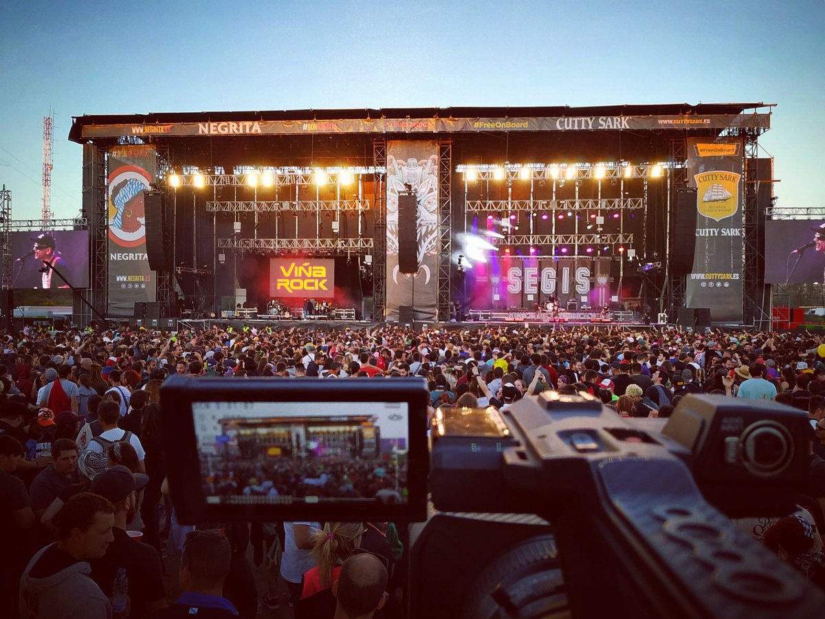 En breve a través de <a href="/CMM_Play/">CMMPlay</a> concierto <a href="/El_Kanka/">El Kanka</a> desde <a href="/VinaRockOficial/">ViñaRock</a> . Esto es el #ViñaRock2019 #showmustgoon