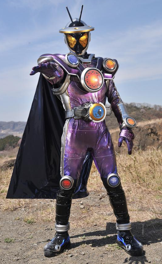 Shooting 仮面ライダーギンガの残りは大体メテオフュージョンです 知ってた 側面の黒ラインには銀の装飾が 貼って あるんでしょうか 昨日もツイートした気がしますが キラキラで使いにくそうなスーツを同モチーフライダーで流用するのが