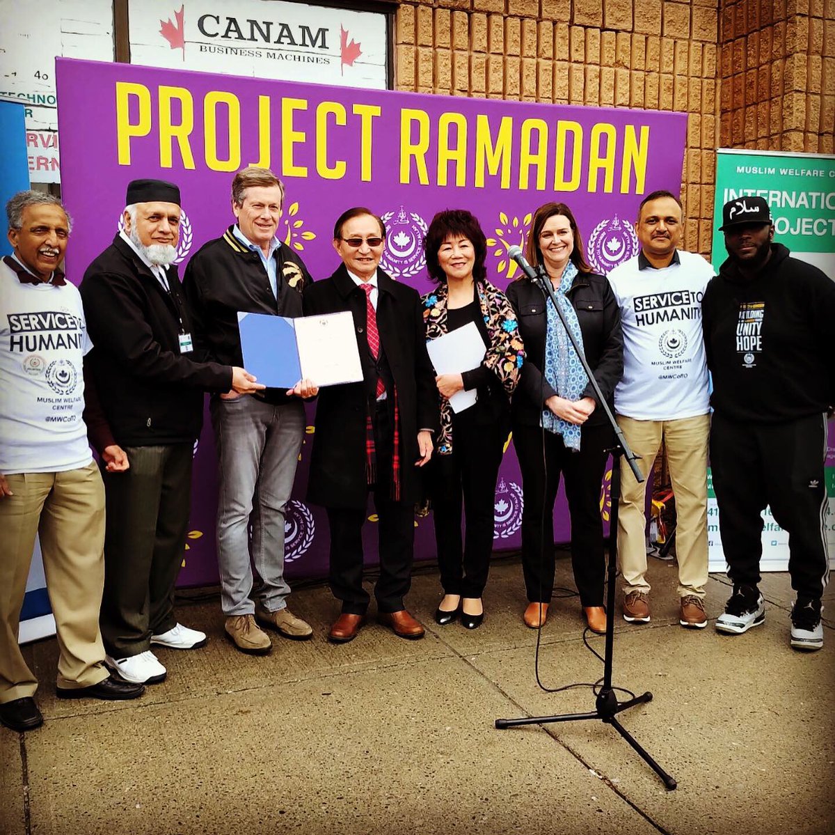 mckelvieAJAX's tweet photo. With an amazing lineup of @JohnTory @cynthiaToronto @RaymondChoPC and others for an amazing cause to feed those of all faiths and backgrounds during the holy month of #Ramandan2019 😊 Over 1,300 food baskets packed! #projectramadan2019 #prbehindthebuild #TOpoli #ScarbTO #ONpoli https://t.co/leEE0CxxEa