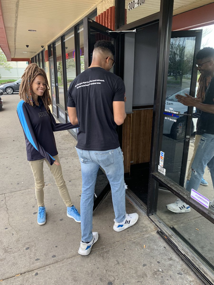 #IHXSuperhERoes Daylen was able to help open the door at lunch for this gentleman! ❤️ Way to pay it forward!  #IHXHuffNPuff #IHXEastElite @EastRegionIHX
