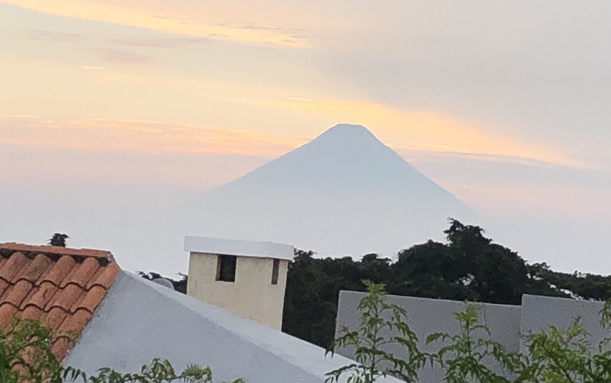 Ruiz1Maritza's tweet photo. El atardecer desde mi ventana, Volcán de Agua, único y espectacular!  🌋 🌄 🇬🇹 😍 https://t.co/ME0180k9mf
