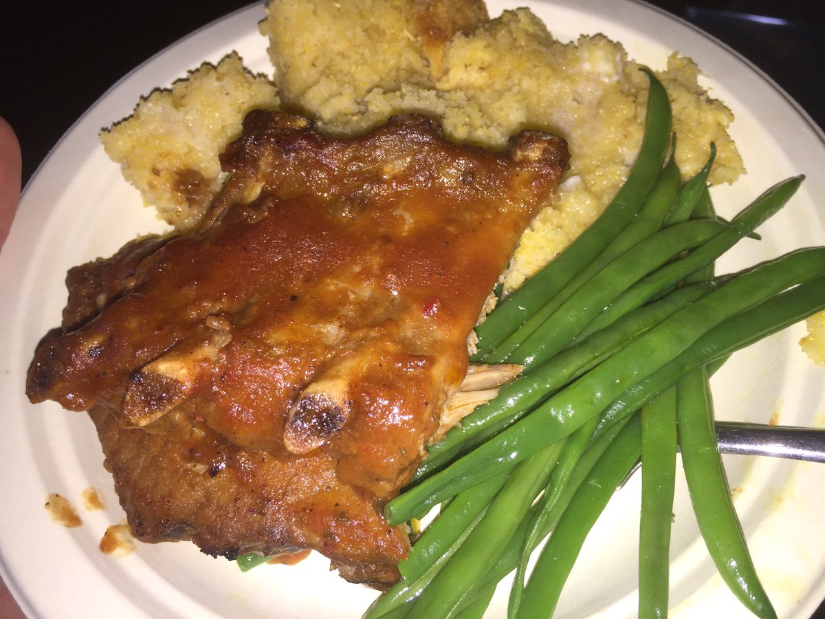 TheMillerEffect's tweet photo. A little Southern hospitality and comfort on a cold wintery day. The delicacy of green beans, some slow baked ribs, and #glutenfree corn bread. #WarmUp #PleasePrepareGreenBeansTheyAreADelicacy #ChefMilly https://t.co/p66r5tjbCy