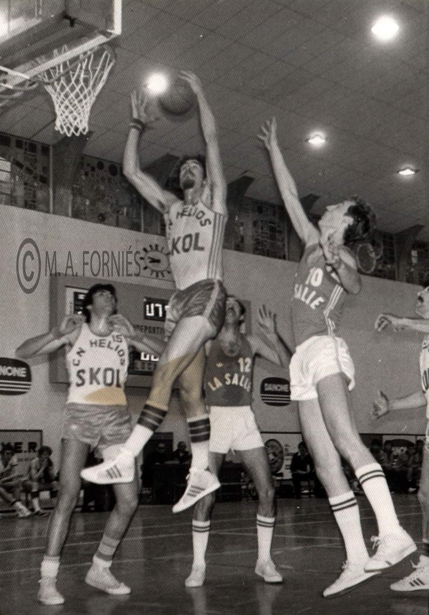 Sergbar's tweet photo. 📸 Fotazas de #Fornies : Un @CNHeliosBasket #Skol - @CBonanova Otras épocas, otros baloncestos! #BasketVintage 🏀 https://t.co/lFhOmTn0jh