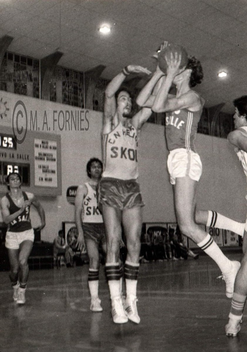 Sergbar's tweet photo. 📸 Fotazas de #Fornies : Un @CNHeliosBasket #Skol - @CBonanova Otras épocas, otros baloncestos! #BasketVintage 🏀 https://t.co/lFhOmTn0jh