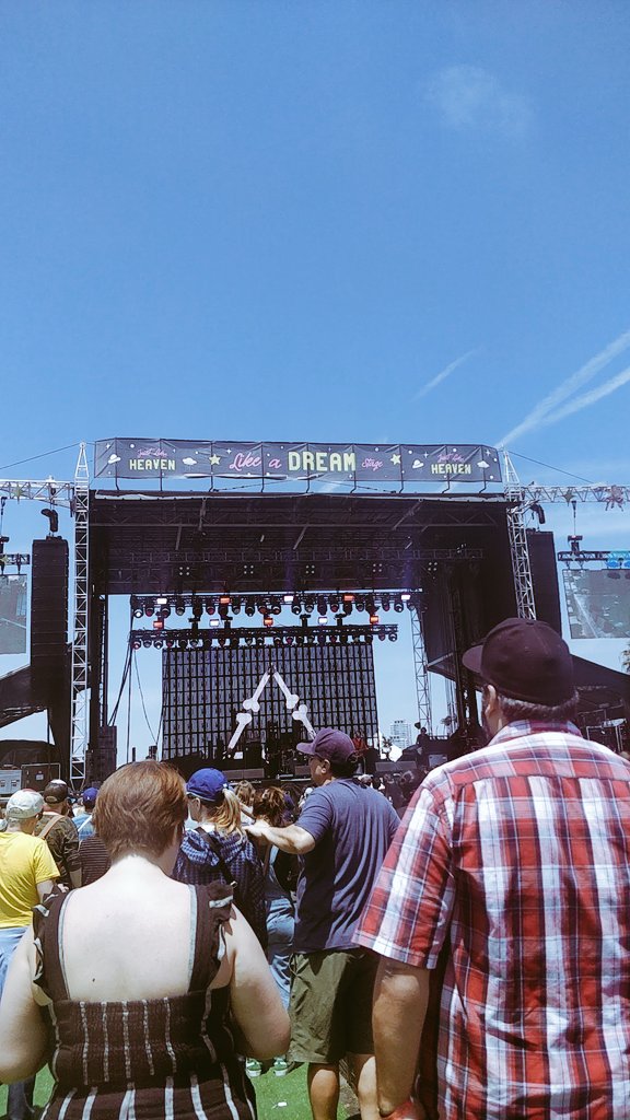 EliRobots's tweet image. Got here about an hour ago, the vip line is only about 2 lanes while general has 5 which seemed like they were going faster. Good so far is that the performing stages arent over crowded (yet) and yes, shade

#JustLikeHeaven #justlikeheavenfest