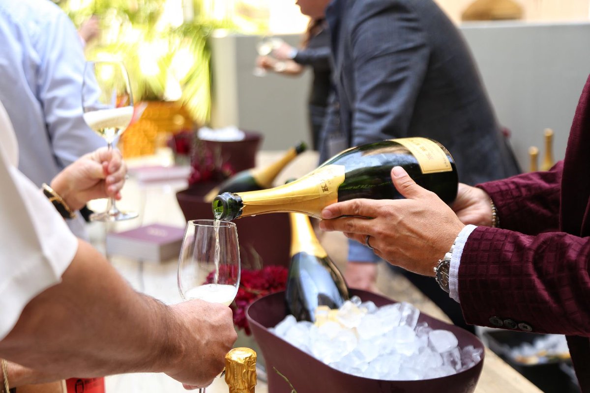 EffervescenceLA's tweet photo. Pours and sips, all day long ✨✨✨ https://t.co/PC1cB736n4