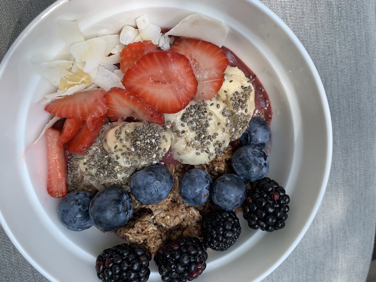 twitla's tweet photo. It started with the private yoga and homemade açaí bowls... then next thing I realized I was asking people if they took the 405 or the 101. 🙏 #LivingLikeALocal #LA #Acclimating https://t.co/V7TTHdwZqi