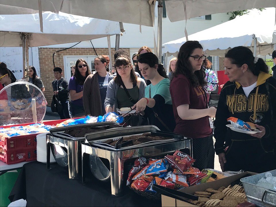 MCPLMO's tweet photo. More than 400 young adults enjoyed free lunch at @litupfest today. #litupfest https://t.co/CJArAQ5Ylm