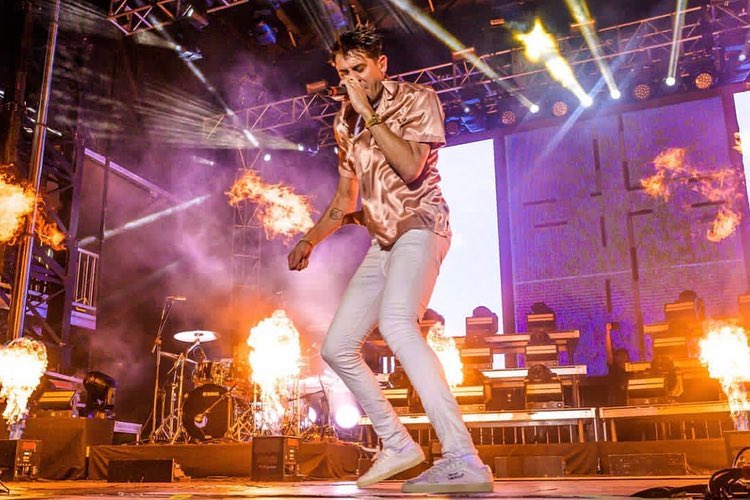 archivegerald's tweet image. the legend in the stage