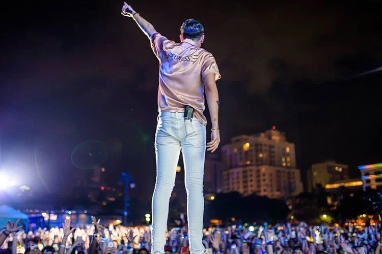 archivegerald's tweet image. the legend in the stage