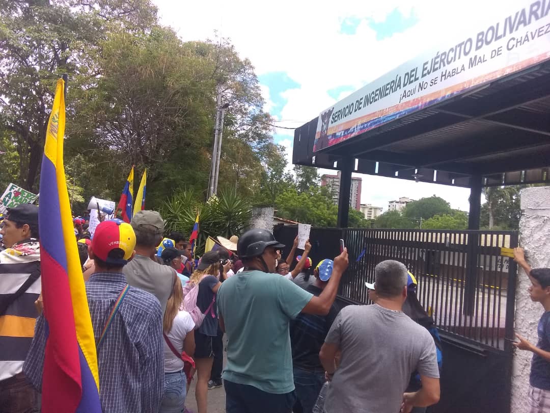 Gabriel_diazG94's tweet photo. #04May la juventud aragüeña sigue en las calles en marco de la #OperacionLiberad hoy en los cuarteles cumpliendo con la linea del presidente https://t.co/H5hs27b8VD