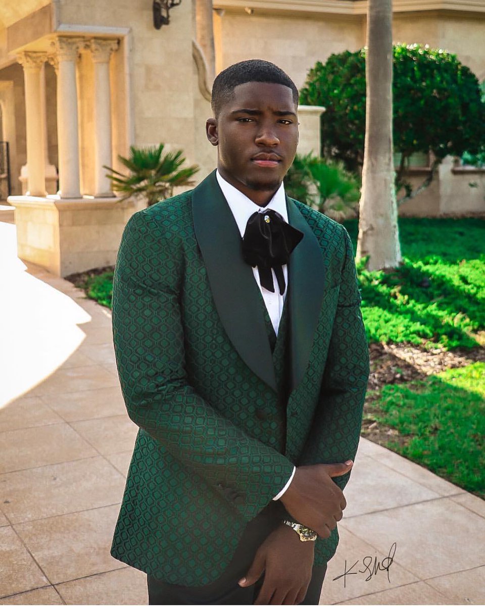 FLYLUSI's tweet image. This young mans Prom outfit is crazy