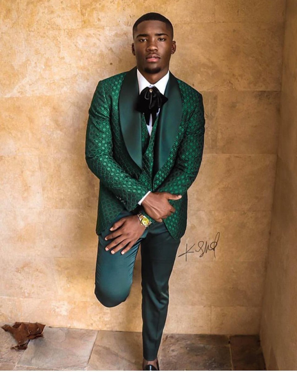FLYLUSI's tweet image. This young mans Prom outfit is crazy