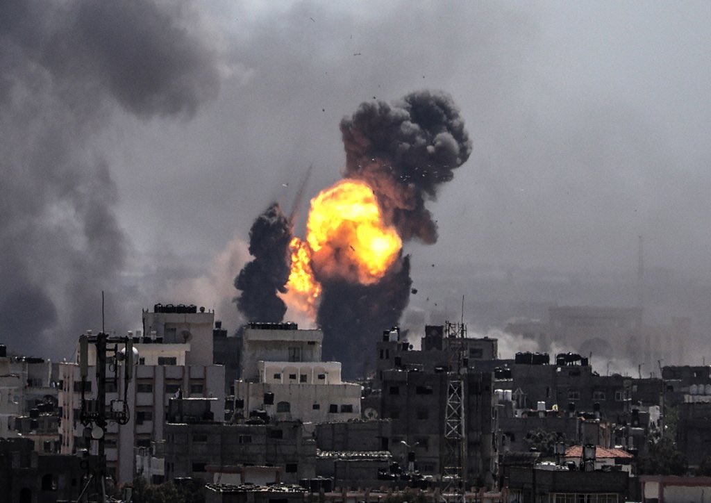 mehmetcinar44's tweet photo. Tüm insanlığın gözü önünde kadın, çocuk, basın demeden insanların üstüne bombalar yağdıran Terör devleti #israil'i kınıyorum.
#Gazze https://t.co/0oPaZsvITH