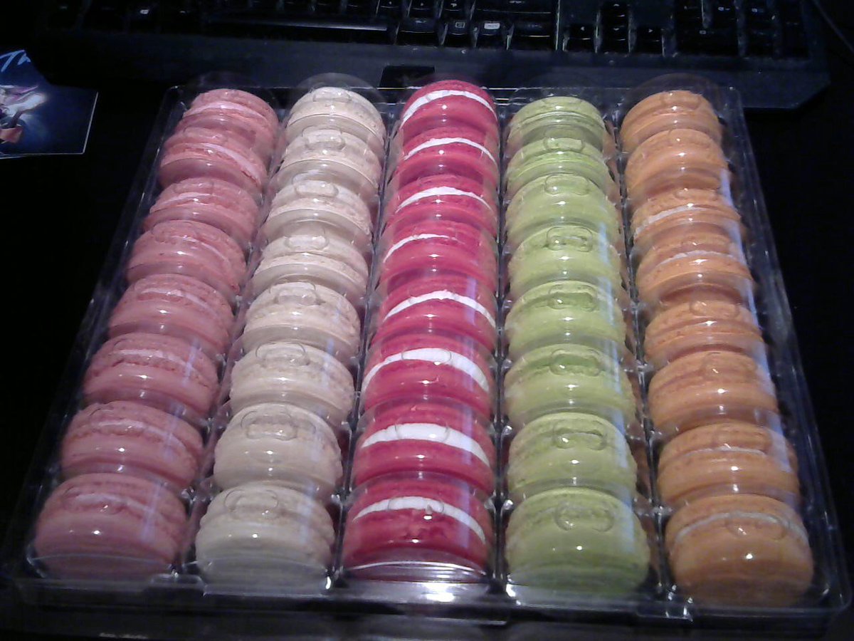 TabaneShinonono's tweet photo. Rumor has gotten some #Macarons. An entire box of it. See the picture? there is two more of that in the box. So 3 overall. The best thing? They are all for #Free. Shout out to that sweet person who gave them to Rumor o3o7 Gaooo~ #Lucky #Lucksack #SoSweet #HowtoEat #TooSweet https://t.co/lttdL0cS4Y