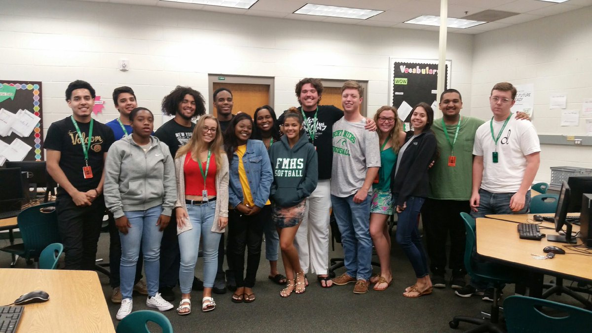 FortMyersHS's tweet photo. Academy of Finance Seniors' last day! https://t.co/KFKzCSz3f4