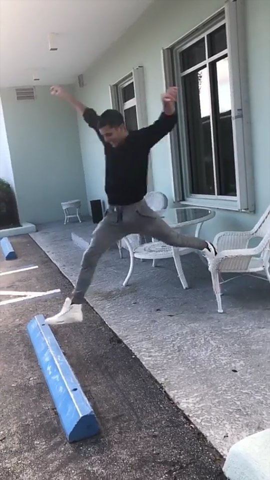 joelsStrange's tweet image. Las fans entrando al hotel donde se hospedan los chicos // Cuando ves al Clara y Kevin.

@CNCOmusic