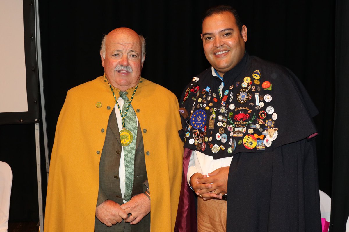 FelixRamosCo's tweet photo. Junto al Consejero de Salud y Familia D. Jesus Aguirre, primo de la alcaldesa de Marbella @AngelesMunoz_ hoy compartimos título de Embajadores del Aceite de Oliva Virgen Extra DO Baena. Enhorabuena!!! #dobaena #aveitedeolivavirgenextra #ramoscomunicaciones #consejeriadesalud https://t.co/hbWumfklj4