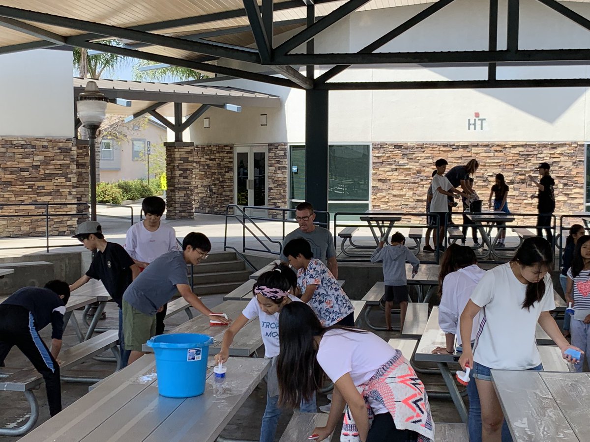 fisler_school's tweet photo. Sprucing up Fisler for @LoveFullerton! Thank you for cleaning up our lunch tables and gardens! @FullertonSD #navigatorpride https://t.co/2B25LlicCR