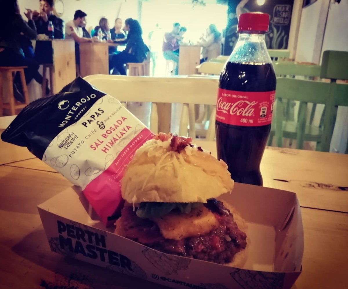 cahurtador's tweet photo. Luego de los dolorosos, vienen los gozosos. Nuestra recomendada con @AndAvellaneda es la #Perthmaster @burgermasterco @tuliorecomienda #Burger #CapitalBistroColombia #CapitalBurger #BurgerMasterCo #TulioRecomienda #RestaurantesBogotá https://t.co/rDCa6pZjGf