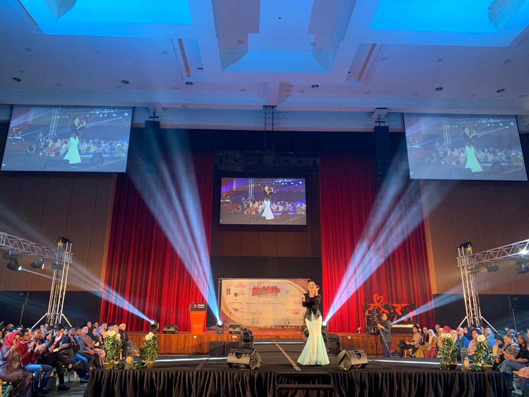 HeARTSMSU's tweet photo. Performance Songket splendour Fashion Show of HeARTS@MSU 2019 Event ‼️😍✨❤️
.
#HeARTSMSU
#msumalaysia
#msualumni
#msucollege
#vendors 
#sponsor https://t.co/v7i8Lgsz8E