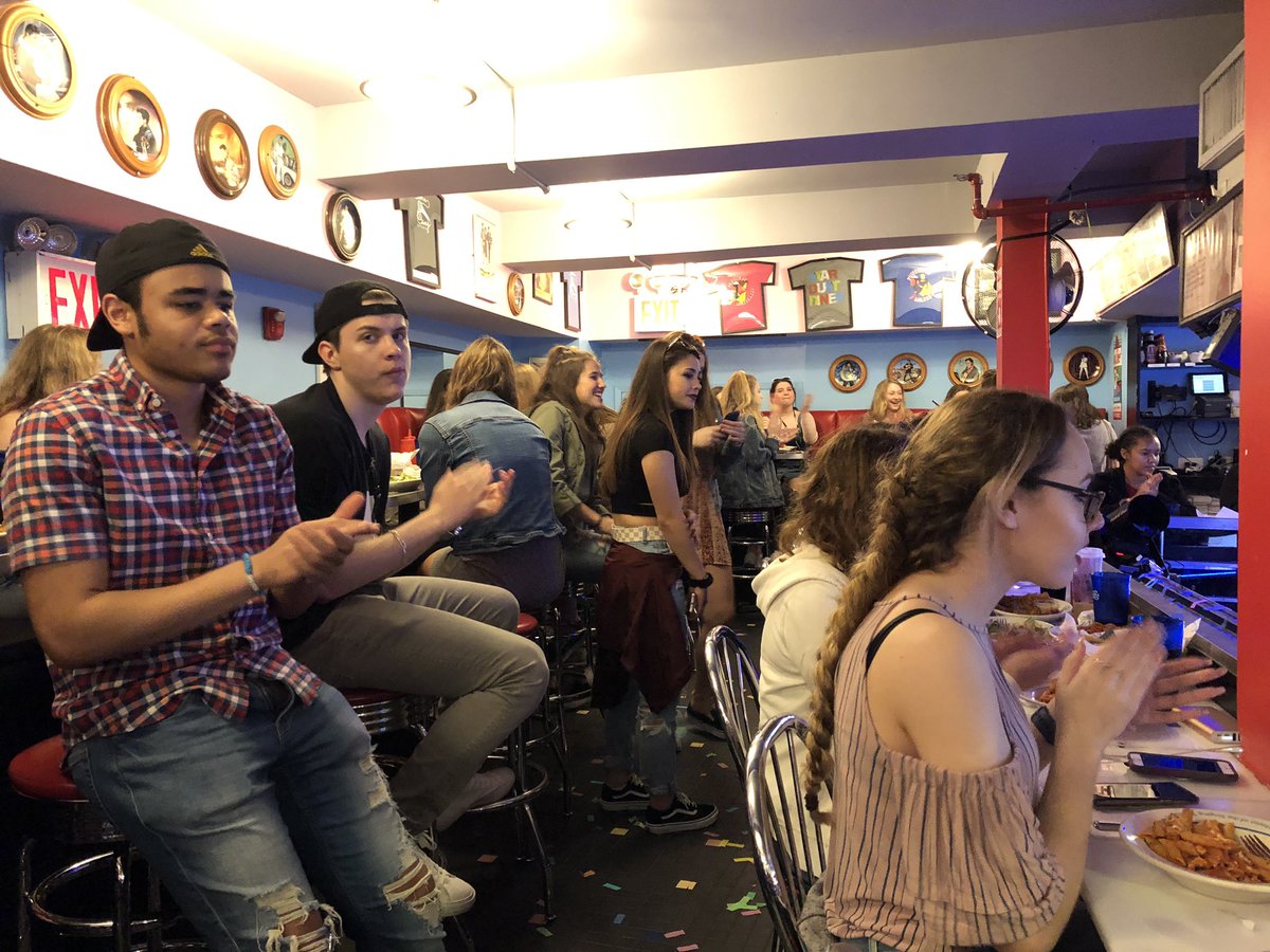 DrLisaKlein's tweet photo. Great day in NYC with da Vincian Society! Having dinner at Ellen’s Stardust Diner. https://t.co/soqzxjFpuo
