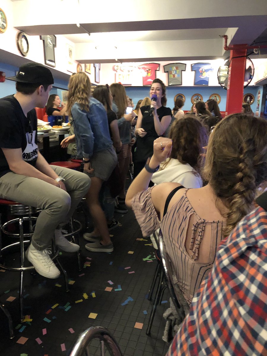 DrLisaKlein's tweet photo. Great day in NYC with da Vincian Society! Having dinner at Ellen’s Stardust Diner. https://t.co/soqzxjFpuo
