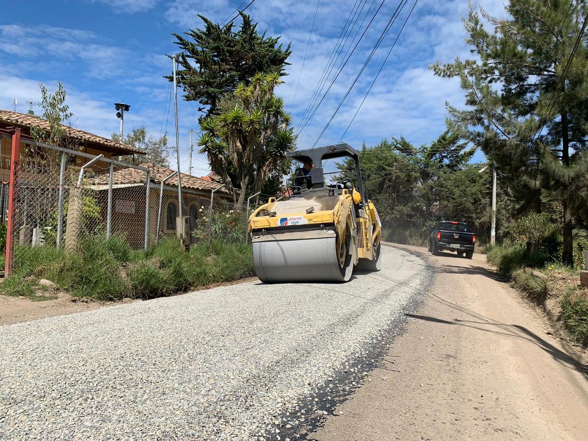 AsfaltarEP's tweet photo. ¡Vamos por buen camino! 🚘

A través de contrato con el GAD parroquial El Valle y la @AzuayPrefectura trabajamos el tendido de doble tratamiento superficial bituminoso en la vía San Juan Loma-San Miguel. Brindamos servicios de calidad 💯 https://t.co/vcoiCPrVCg