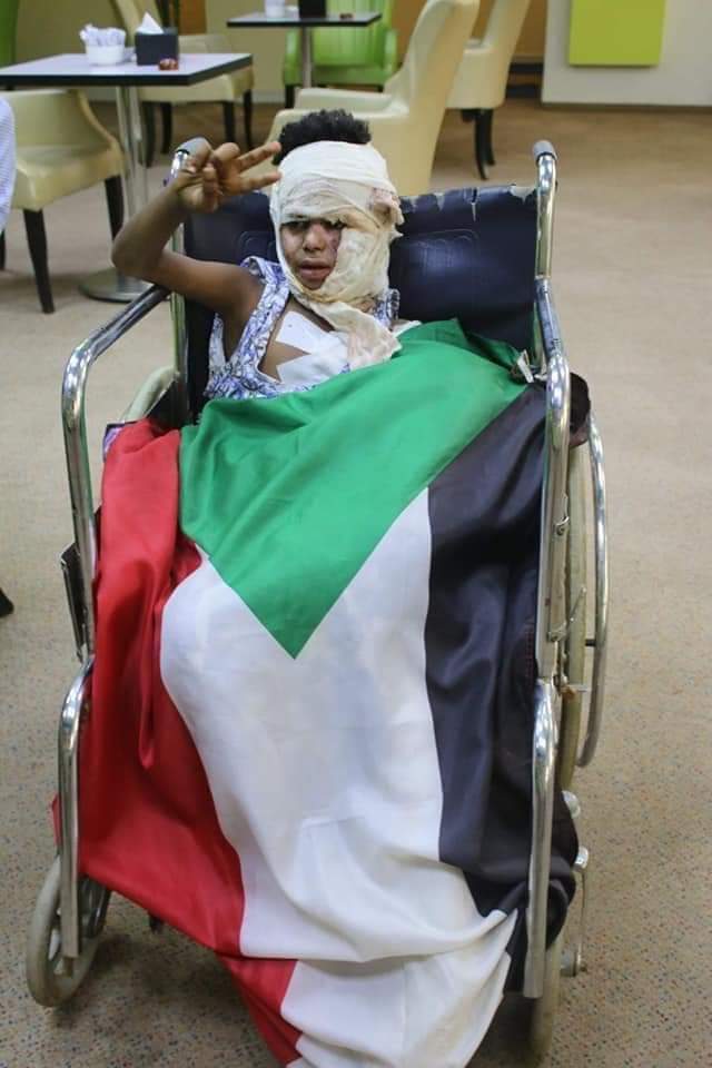 Mahadi_mohamed6's tweet image. Do you remember this hero? 

حمودي الطلع مظاهرات في حلتهم في الثورة الحارة التاسعة وجات عربات الامن طاردتهم واثناء ما هو جاري وقع  في اللستك الكان مولع نار وحرق وشو ويدو .. الليلة حمودي مسافر الهند وقال لاهلو الا امشي القيادة للمعتصمين اسلم عليهم  حمودي جا القيادة وقعد