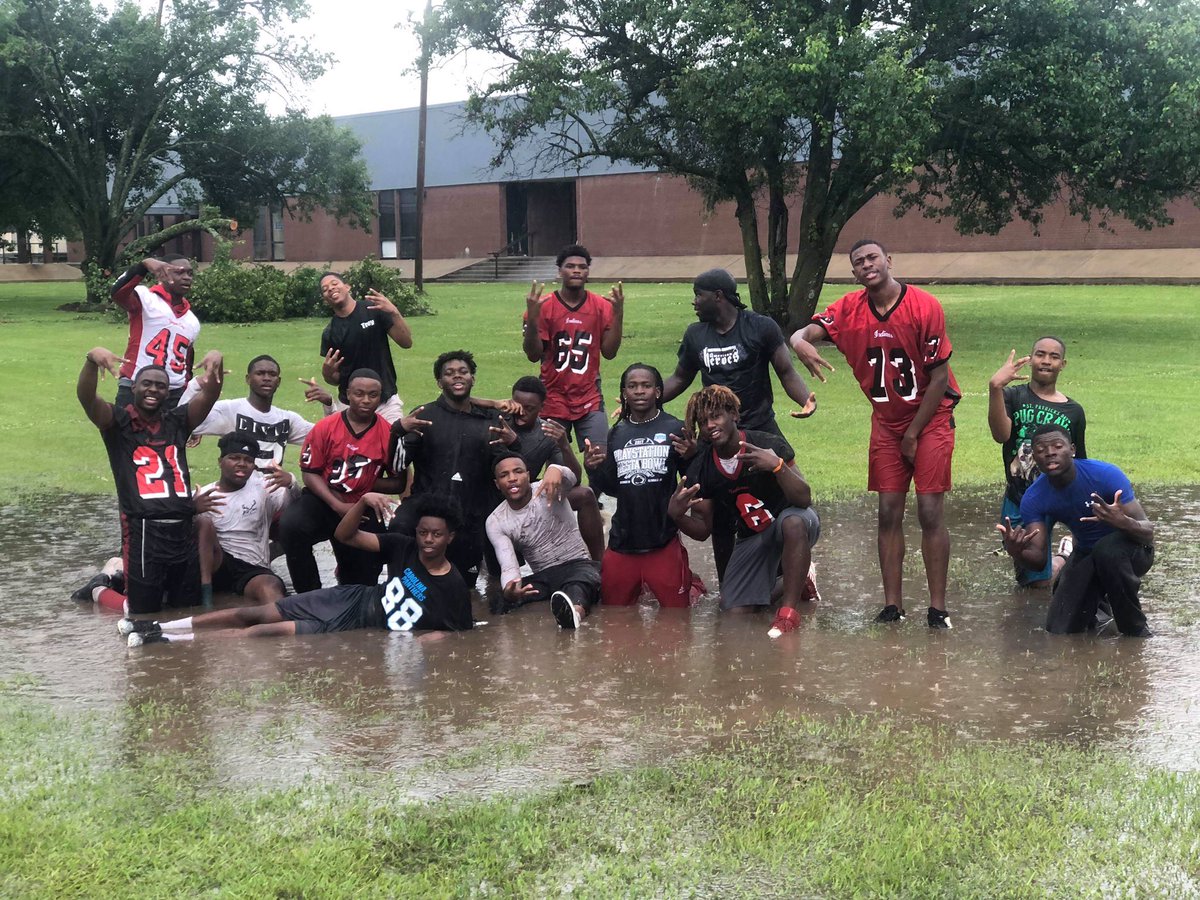IvonzoA's tweet photo. My brothers✊🏾😂#funafterpractice #footballlife🏈 #springtime #nodaysoffmovement https://t.co/kDFxk8ZQSH