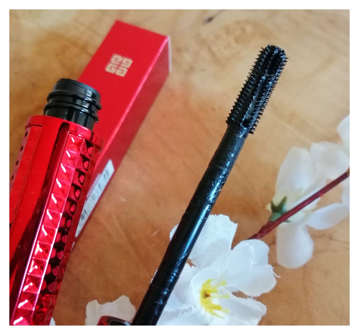 Liittlefloweer's tweet photo. Mon test &amp; Mon avis
Nouveau Mascara #Volumedisturbia de #GivenchyBeauty sur mon blog. 🌹 
⬇
https://t.co/gvSkc8CdDY https://t.co/7z1ZODOhBF