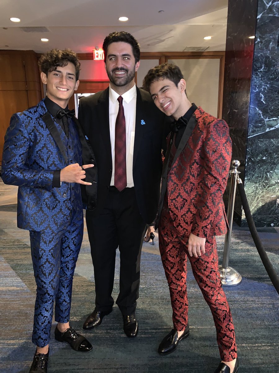 dxna_mx's tweet image. Las tres personas más importantes en la vida de muchos. Quienes la están rompiendo en Nueva York, quienes están callando la boca de muchos. Padre e hijos. Estoy llorando muy en serio. 
Que orgullosa me siento de ser parte de esta familia. 
#AristemoGlaadAwards