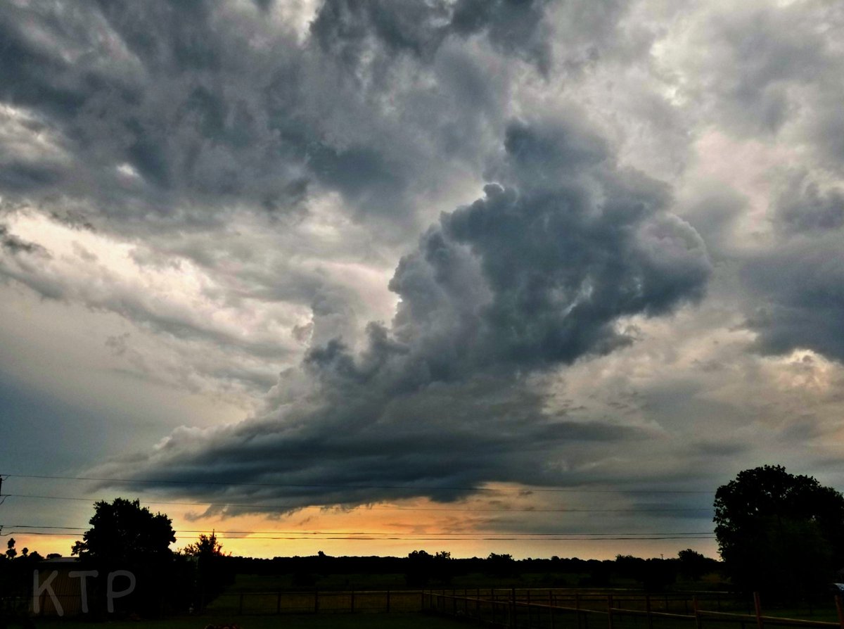 kamthechaser's tweet photo. Some awesome updraft, shelf, and wall cloud development from storms in Speegleville, TX, that I got to capture. https://t.co/Kkd80k1sKR