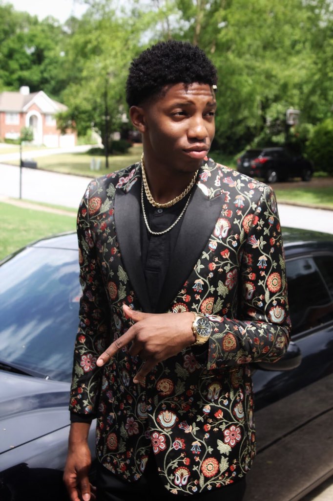 kdnstyle's tweet photo. Heading to Parkviewโs prom. #promdrip #promtime #hangingwithfriends #senioryear https://t.co/lcJCB3UUB6