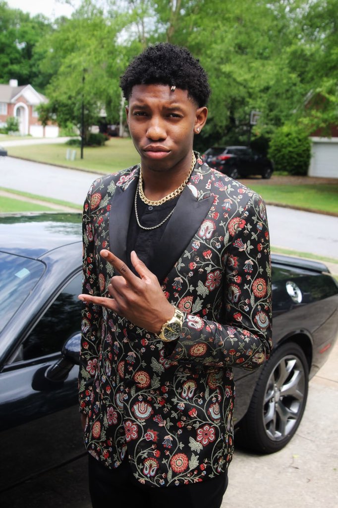 kdnstyle's tweet photo. Heading to Parkviewโs prom. #promdrip #promtime #hangingwithfriends #senioryear https://t.co/lcJCB3UUB6