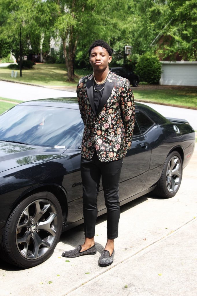 kdnstyle's tweet photo. Heading to Parkviewโs prom. #promdrip #promtime #hangingwithfriends #senioryear https://t.co/lcJCB3UUB6