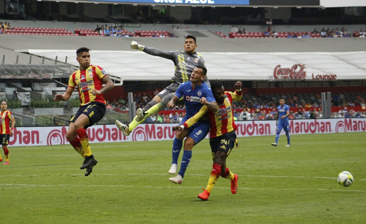 Se vivió un duelo intenso en el Estadio Azteca entre Cruz Azul y Monarcas Morelia