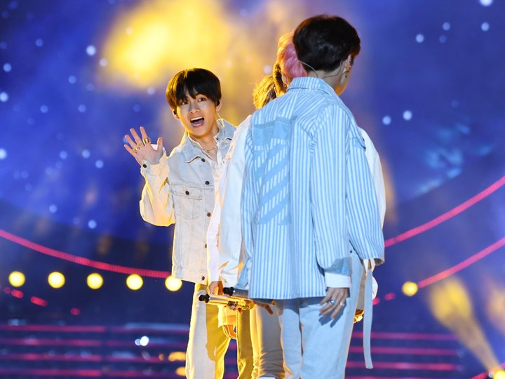 tbschannel's tweet photo. ARMYの皆さん♡ついに今日午後3時25分から『SBS SUPER CONCERT in 光州 2019』が日韓同時TV初放送＼(^o^)／ #BTS が米ビルボードで新記録を作ったあの新曲を披露★最高のパフォーマンスとメンバーの様々な表情を捉えています！ぜひキレイなHD画質で見てね★happyな一日を🌹  https://t.co/EtXtxSUEcM https://t.co/FZo6uQnz22