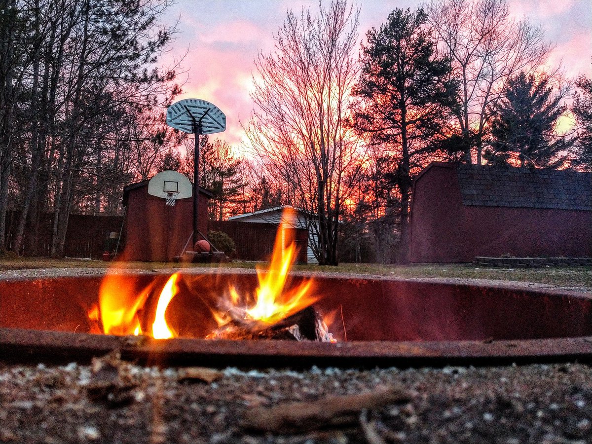 Rissa1013's tweet photo. My friends and I has bonfire. #photographer https://t.co/TvNleHgeQm