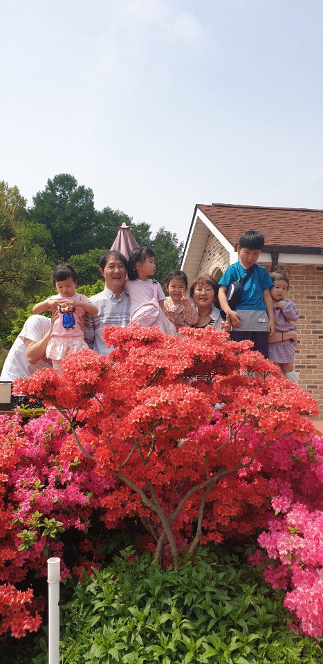귀염둥이 손주들이 인사올립니다.

더 씩씩하고 그늘진이에게 어둠을 밝혀주는 빛들이 되도록 열심히 보살피겠슴다~^^