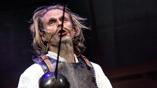 BarcelonaAprtmn's tweet photo. Don Quijote habla y canta en francés... https://t.co/U9Fu8wZv9u