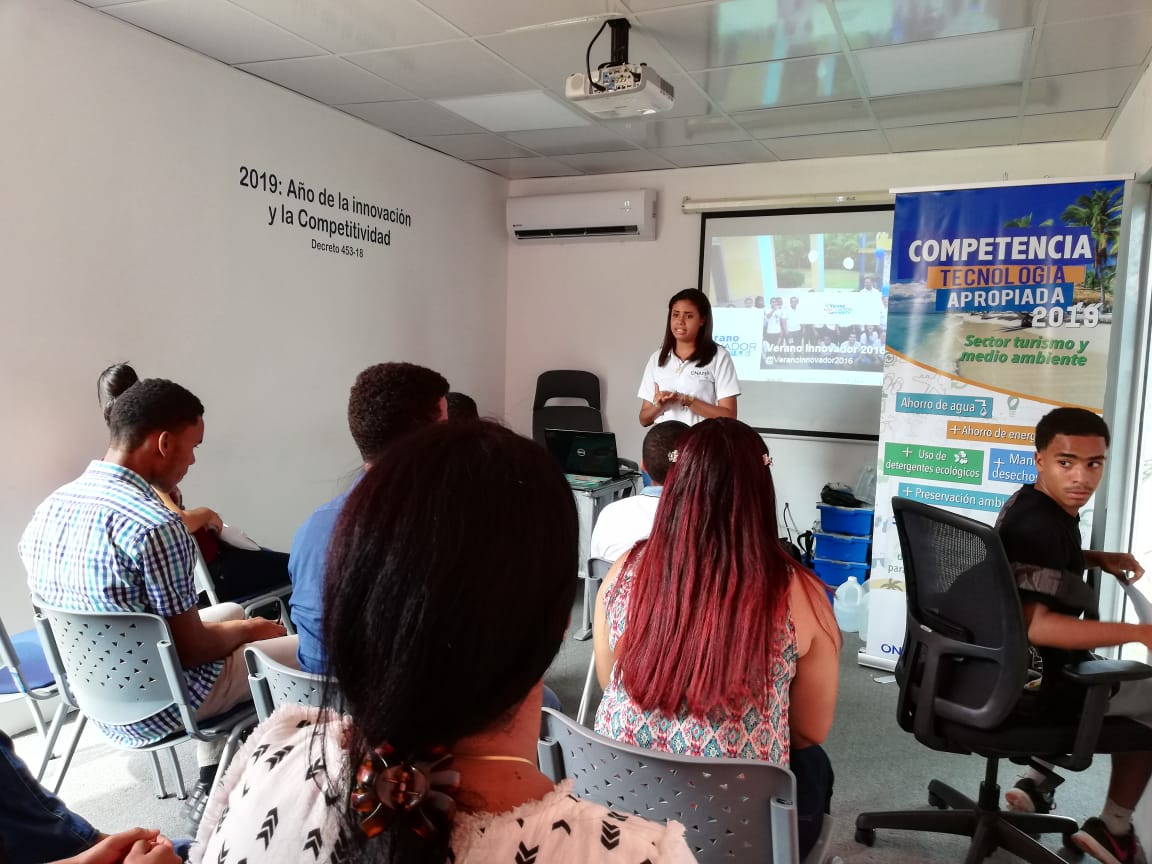 OnapiRD's tweet photo. Una voz facultada habla con estudiantes de 4to. y 5to. Bachiller de los centros Politécnico Nuestra Señora del Carmen, Fray Ramon Pané y Politécnico Militar San Miguel Arcángel, sobre el campamento @VeranoInnovador en #StandONAPI; es ella @GenesisPegueroO, ex-campamentista.
(1/2) https://t.co/mrROT2Ypwg