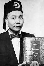 #10: Mortarboard (Part 1)The bachelor, masters & PhD rep the 1st three degrees in Masonry. You graduate with a “degree” bc the graduation ceremony is a mockery of Freemasonry which is why you wear a mortarboard with the tassel of a Fez which is a symbol of high intelligence.