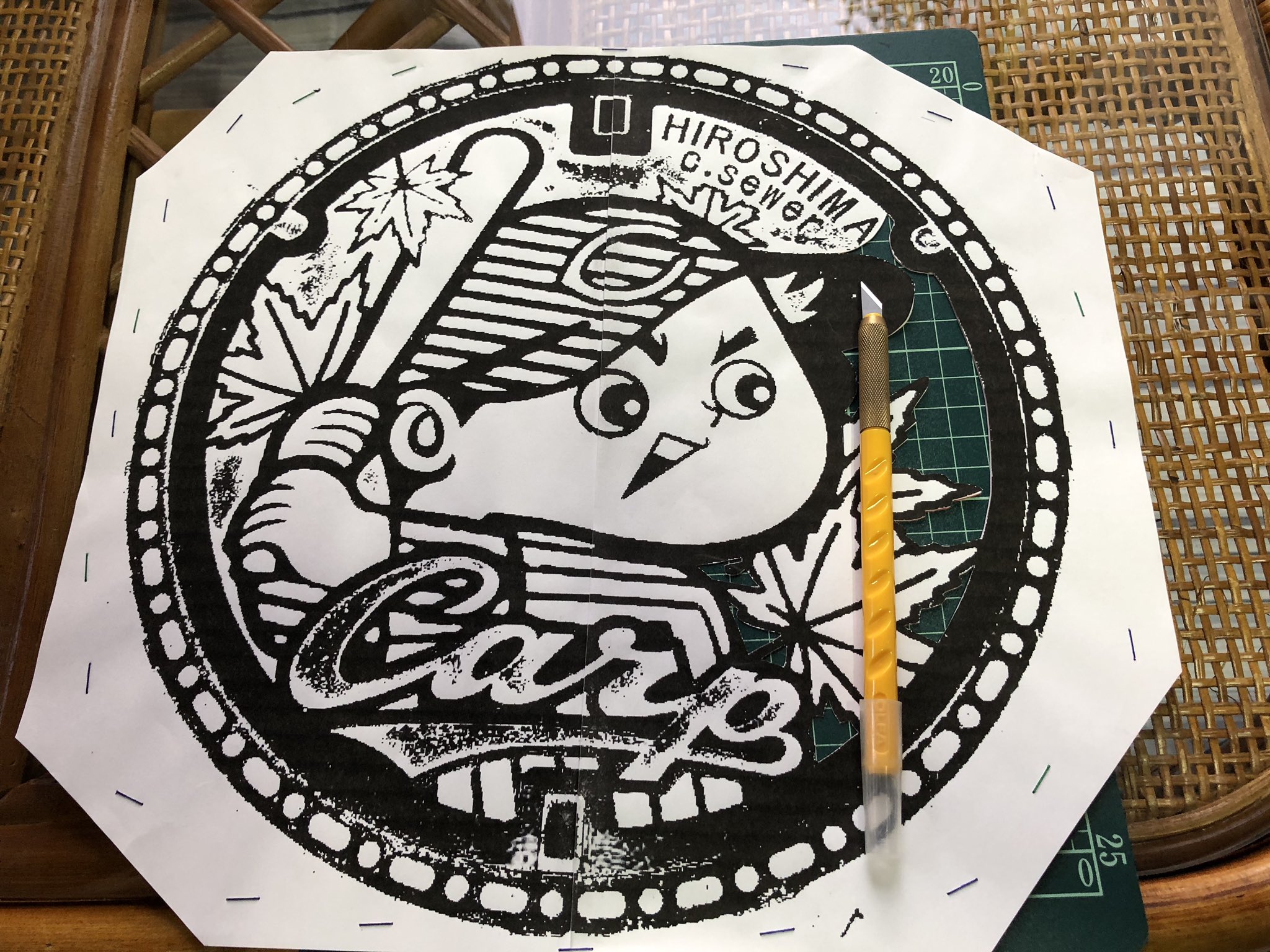 劉雷 ラウレイ 広島の嫁の実家にてカープ坊やのマンホールを切り絵にしてみた そして連日野球中継をリアタイで見てたがさすがホームのカープ広島 巨人相手にピンチも根性で跳ね返しての連日勝利 かっくいい マンホール 切り絵 カープ広島