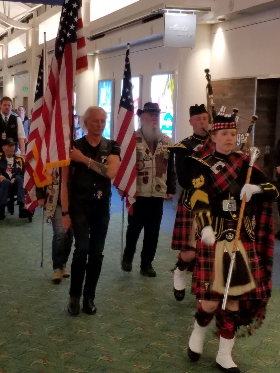 HighlandGuard's tweet image. Last night, a few members of our band participated in welcoming veterans coming back from an Honor Flight to DC. #pphgband #honorflight