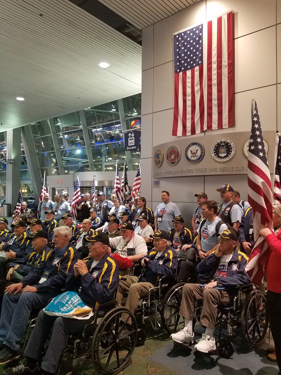HighlandGuard's tweet image. Last night, a few members of our band participated in welcoming veterans coming back from an Honor Flight to DC. #pphgband #honorflight